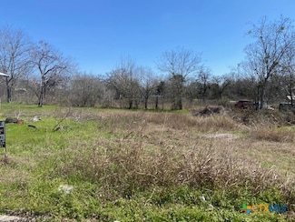 112 Ivy Ave, Luling, TX 78648