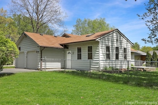 305 Pokagon Dr, Algonquin, IL 60102
