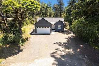 110 SE 40th St, South Beach, OR 97366