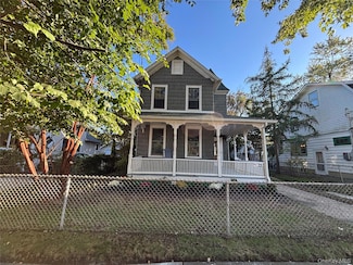 92 Walnut St, Lynbrook, NY 11563