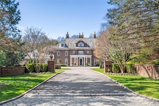 8 Vista Ln, Glen Head, NY 11545