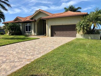 14 Dolphin Cir, Naples, FL 34113