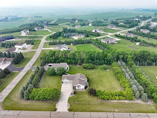 724 Violet Ln, Bismarck, ND 58503
