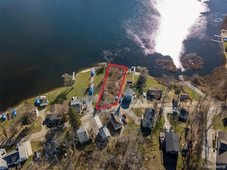 2146 Webster Park Dr, Howell, MI 48843