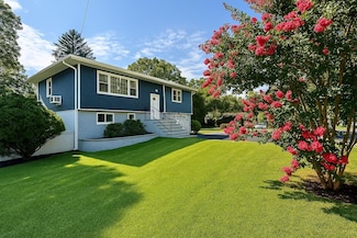 18 Park Dr E, Syosset, NY 11791
