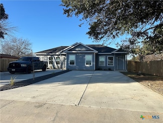 810 E Baxter St, Seguin, TX 78155