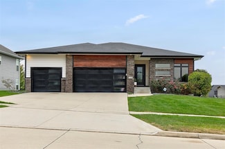 1405 S Arrowleaf Ln, West Des Moines, IA 50266