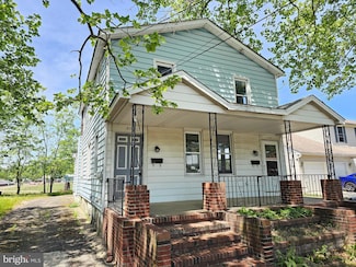 319 W 4th St, Palmyra, NJ 08065