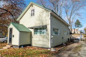 274 6th Ave, Manistee, MI 49660