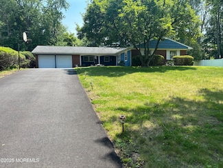 42 Livingston Ln, Manalapan, NJ 07726