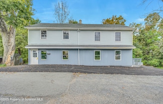 9 E Shore Ln, Beach Lake, PA 18405