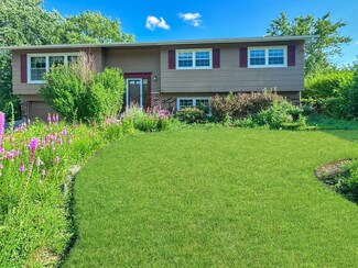 427 W Burning Tree Ln, Arlington Heights, IL 60004