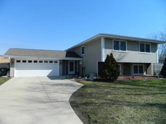 816 W Lakeside Plaza, Hoffman Estates, IL 60169