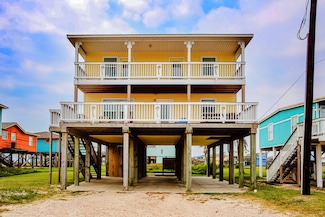 104 Beach Dr, Freeport, TX 77541
