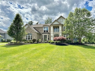 10212 Woodlands Dr, Brecksville, OH 44141