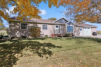 1210 8th St, Belle Plaine, IA 52208