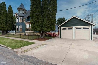 39 3rd St, Savanna, IL 61074