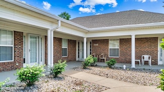8645 Applegate Village Dr, Louisville, KY 40219