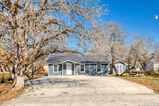 305 Creekview Dr, Floresville, TX 78114