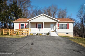 39 Vosburgh Rd, Mechanicville, NY 12118