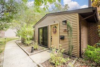 19 Manchester Ct, Red Bank, NJ 07701