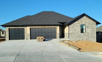 910 S Silverwood Ln, Nixa, MO 65714