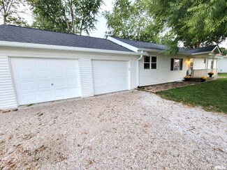 112 S 9th St SE, Clay City, IL 62824