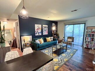 907 N Oaks Blvd, North Brunswick, NJ 08902