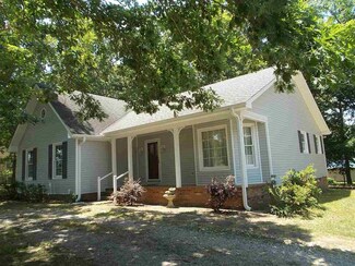 104 Glen Dr, Selmer, TN 38375