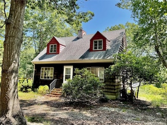 17 Sheridan Rd, Hampton Bays, NY 11946