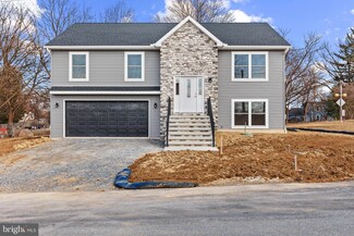 201 N Clover Ln, Skyline View, PA 17112