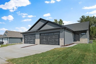 907 Prairie View Dr, West Branch, IA 52358