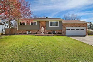 5008 N West St, McHenry, IL 60051