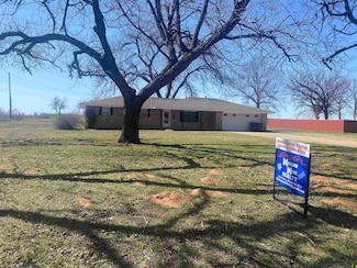 301 301 N 9th St, Marlow, OK 73055
