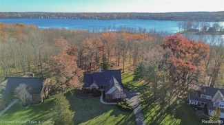 11535 Lancelot Ln, Pinckney, MI 48169