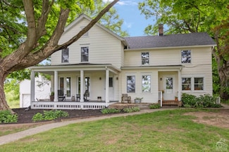 98 Viewmont Rd, Germantown, NY 12526