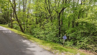 27 Receptive Dr, Glenville, NC 28736