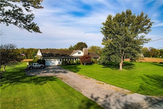 6195 Sweetland Rd, Stafford, NY 14143