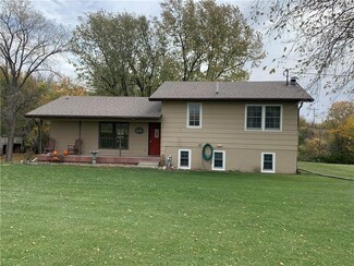 594 180th Ave, Pella, IA 50219