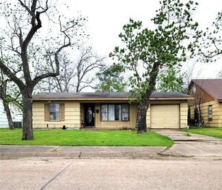 105 Forest Oaks Ln, Lake Jackson, TX 77566