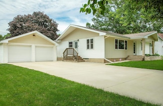 615 Pine St, Allison, IA 50602