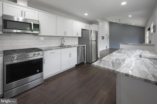 26 Hemlock Dr, Parlin, NJ 08859
