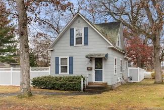 6 Dunwoodie Ave, West Islip, NY 11795