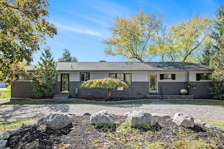 60 Waldon Rd, Clarkston, MI 48346