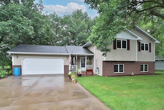 912 9th St NE, Little Falls, MN 56345