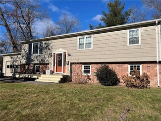 9 Oakdale St, Warwick, RI 02888