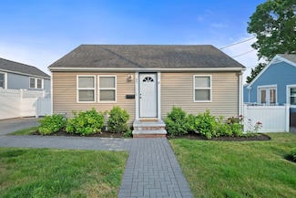 27 Hallron St, Hyde Park, MA 02136