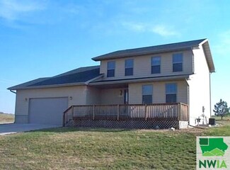 1327 Over Dr, Vermillion, SD 57069