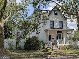 308 W 3rd St, Palmyra, NJ 08065
