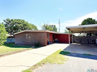 409 8th St, Farwell, TX 79325